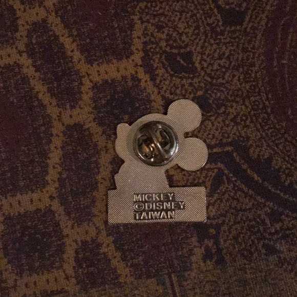 1 Mickey Mouse 3 Minnie Mouse NWT collectable pins - Picture 2 of 8